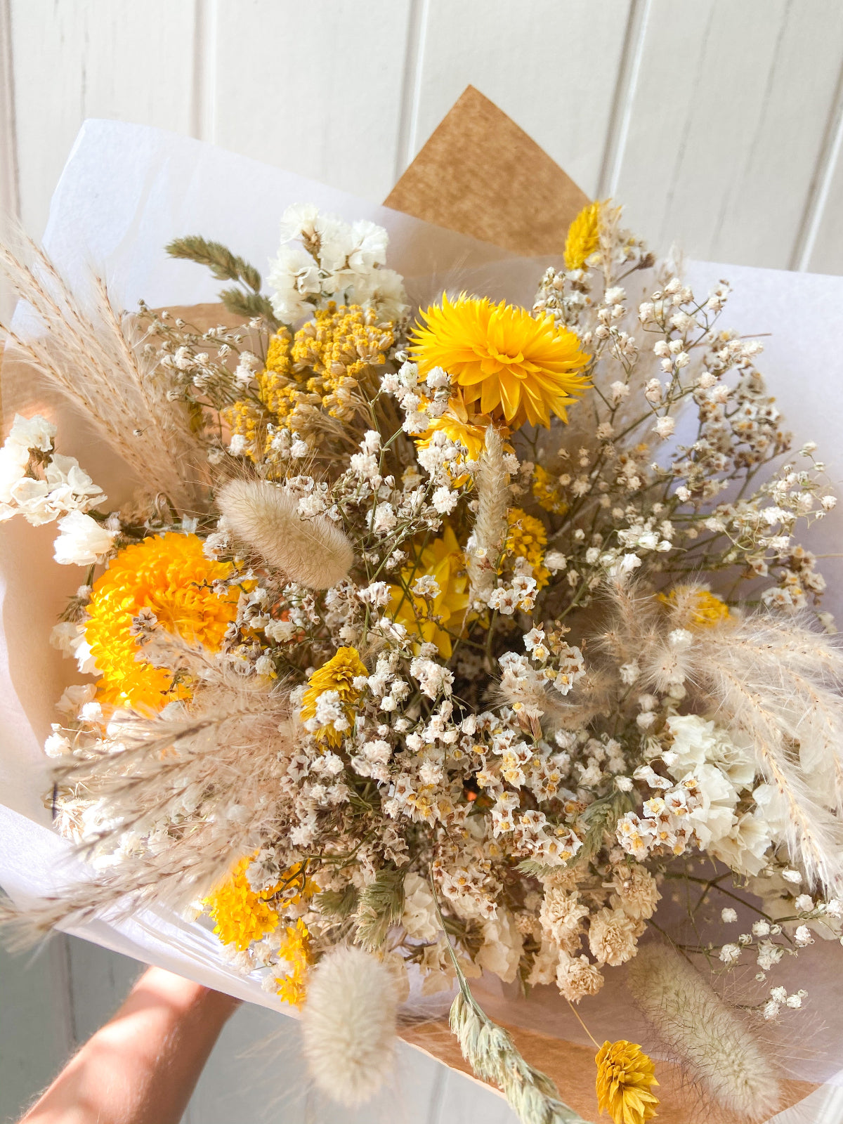 Bouquet de fleurs séchées nuances de jaune et blanc